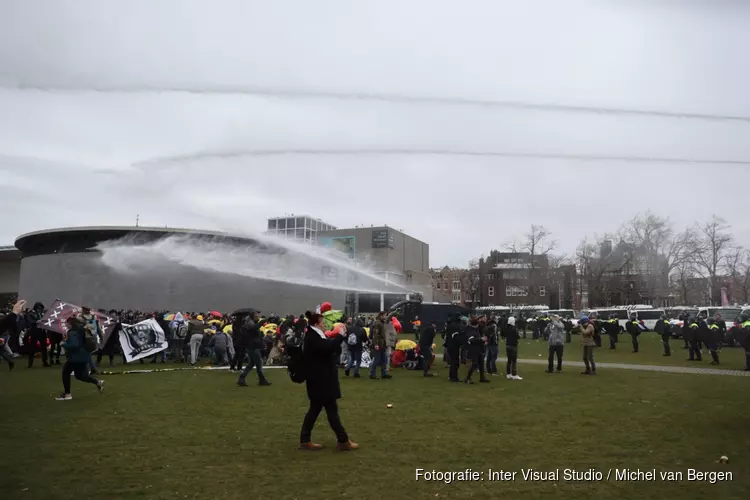 Opnieuw veel "koffiedrinkers" op Museumplein. Ontruiming inmiddels begonnen
