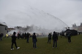 Opnieuw veel "koffiedrinkers" op Museumplein. Ontruiming inmiddels begonnen
