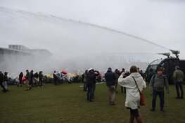 Opnieuw veel "koffiedrinkers" op Museumplein. Ontruiming inmiddels begonnen