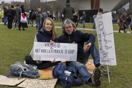Opnieuw veel "koffiedrinkers" op Museumplein. Ontruiming inmiddels begonnen