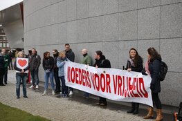 Opnieuw veel "koffiedrinkers" op Museumplein. Ontruiming inmiddels begonnen