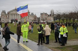 Opnieuw veel "koffiedrinkers" op Museumplein. Ontruiming inmiddels begonnen