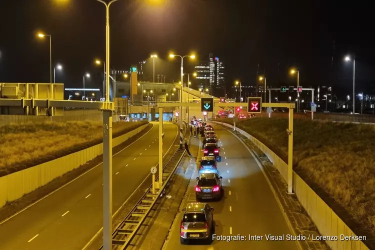 Steekpartij in taxi in IJtunnel leidt tot chaos