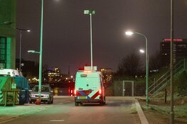 Auto te water bij VOC-kade. Inzittenden in kritieke toestand naar ziekenhuis