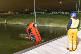 Auto te water bij VOC-kade. Inzittenden in kritieke toestand naar ziekenhuis
