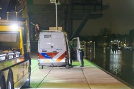 Auto te water bij VOC-kade. Inzittenden in kritieke toestand naar ziekenhuis