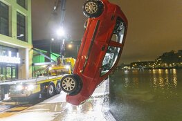 Auto te water bij VOC-kade. Inzittenden in kritieke toestand naar ziekenhuis