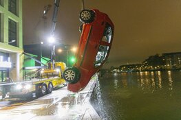 Auto te water bij VOC-kade. Inzittenden in kritieke toestand naar ziekenhuis