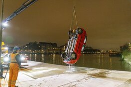 Auto te water bij VOC-kade. Inzittenden in kritieke toestand naar ziekenhuis