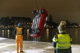 Auto te water bij VOC-kade. Inzittenden in kritieke toestand naar ziekenhuis