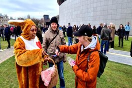 Ook op 1e Paasdag vele "koffiedrinkers" op Museumplein