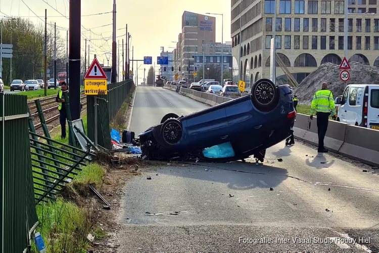 Auto over de kop in Nieuw West