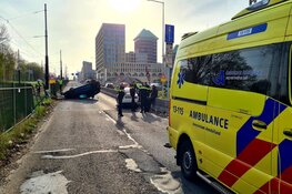 Auto over de kop in Nieuw West