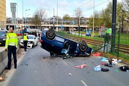 Auto over de kop in Nieuw West