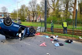 Auto over de kop in Nieuw West