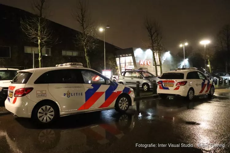 Personeel bedreigd en klant beroofd bij KFC in West