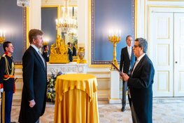 Koning ontvangt twee nieuwe ambassadeurs