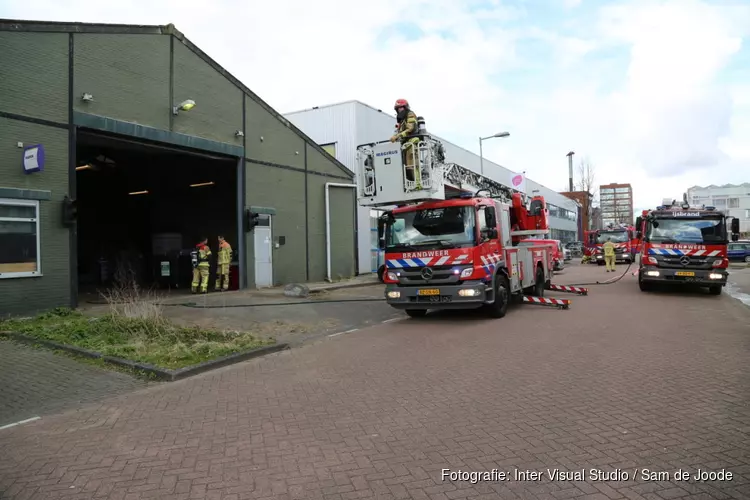 Hennepplantage in loods in Amsterdam vliegt in brand