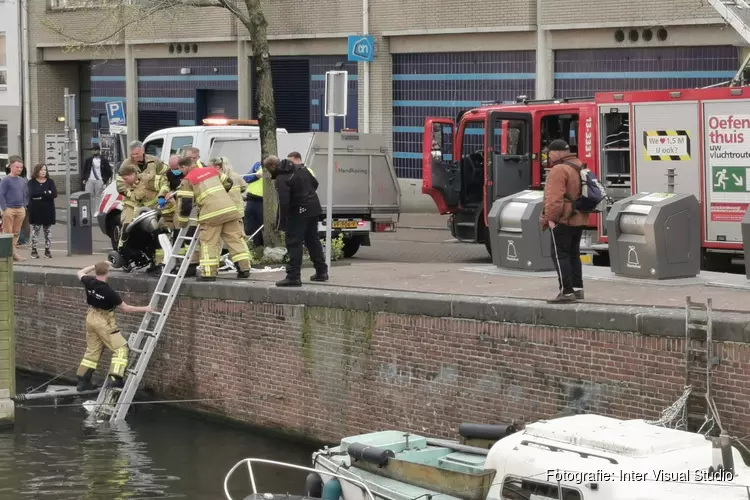 Scootmobiel te water aan Bilderdijkkade