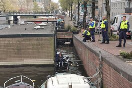 Scootmobiel te water aan Bilderdijkkade