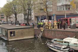 Scootmobiel te water aan Bilderdijkkade