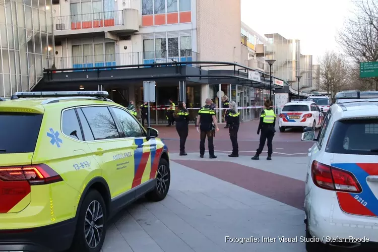 Man in borst gestoken in Amsterdam-Zuidoost, slachtoffer met spoed naar ziekenhuis