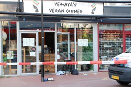 Man in borst gestoken in Amsterdam-Zuidoost, slachtoffer met spoed naar ziekenhuis