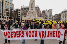Demonstranten tegen coronamaatregelen lopen van Nieuwmarkt naar de Dam