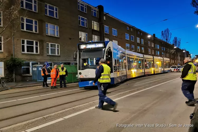Auto in botsing met tram 19 op Admiraal de Ruijterweg