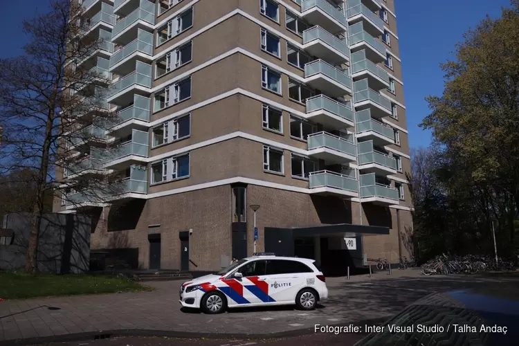Overval op flatwoning, politie zoekt man met vuurwapen