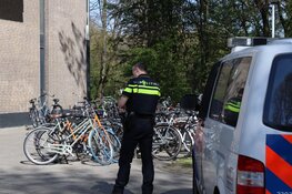 Overval op flatwoning, politie zoekt man met vuurwapen