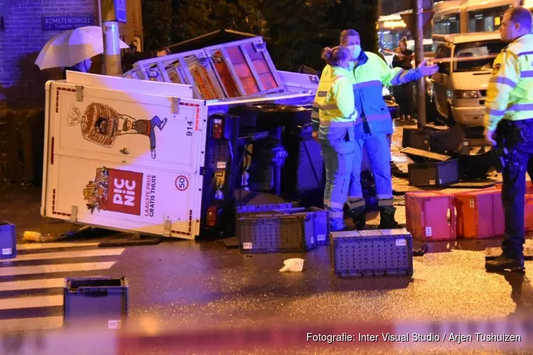 Picnic-vrachtwagentje op z&#39;n kant na ongeluk in Amsterdam-Noord
