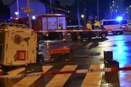 Picnic-vrachtwagentje op z&#39;n kant na ongeluk in Amsterdam-Noord