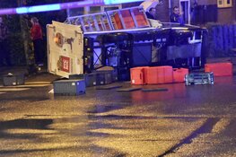 Picnic-vrachtwagentje op z&#39;n kant na ongeluk in Amsterdam-Noord