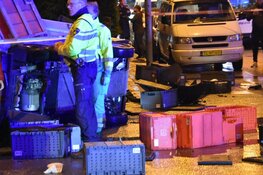 Picnic-vrachtwagentje op z&#39;n kant na ongeluk in Amsterdam-Noord