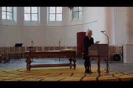 Kunstenaar Maaike Putman leest voor op 4 mei 2021