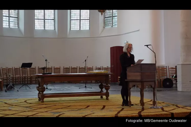 Kunstenaar Maaike Putman leest voor op 4 mei 2021