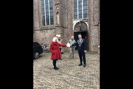 Kunstenaar Maaike Putman leest voor op 4 mei 2021