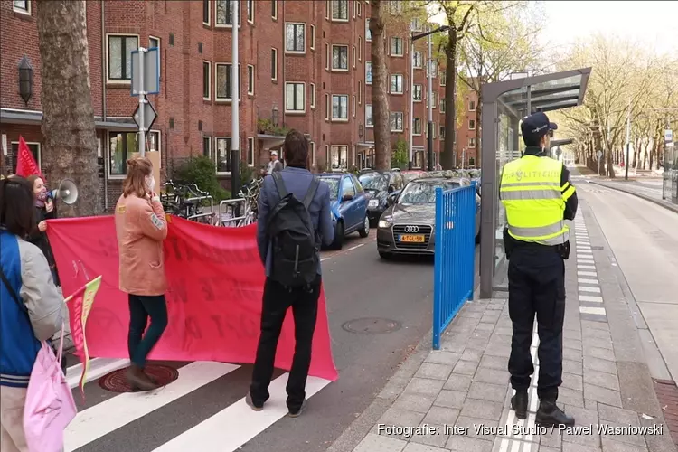 Extinction Rebellion blokkeert rotonde in Amsterdam-Zuid