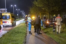 Automobilist botst tegen boom op De Alpen in Amsterdam