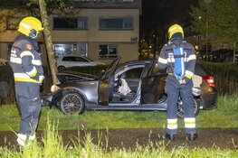 Automobilist botst tegen boom op De Alpen in Amsterdam