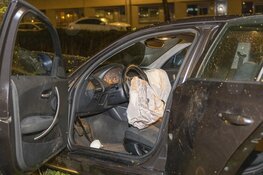 Automobilist botst tegen boom op De Alpen in Amsterdam