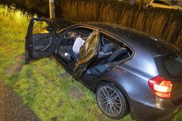 Automobilist botst tegen boom op De Alpen in Amsterdam