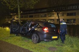 Automobilist botst tegen boom op De Alpen in Amsterdam