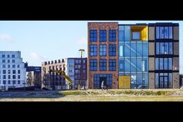 Viering start bouw van Wooncoöperatie De Warren met Wethouder Laurens Ivens en Gedeputeerde Zita Pels