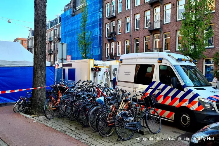 Man overleden door val uit raam Admiraal de Ruijterweg