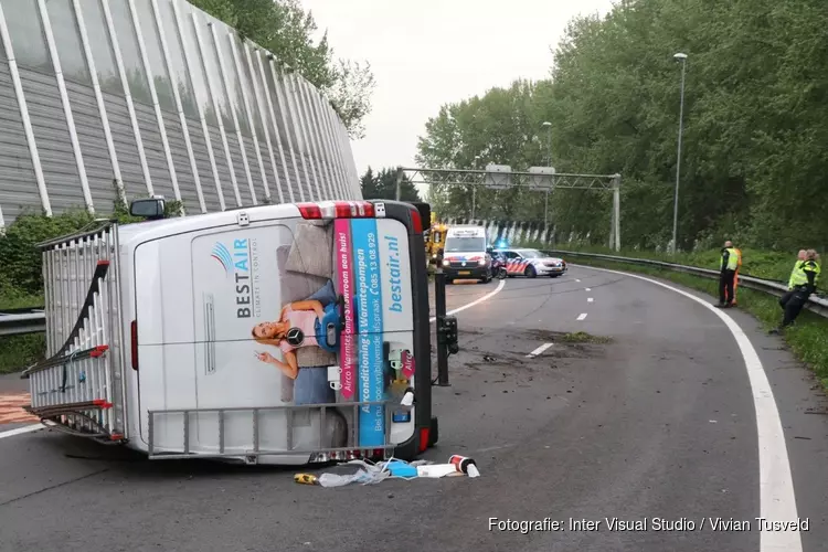 Bestelbus gecrasht op Knooppunt Watergraafsmeer