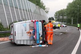 Bestelbus gecrasht op Knooppunt Watergraafsmeer