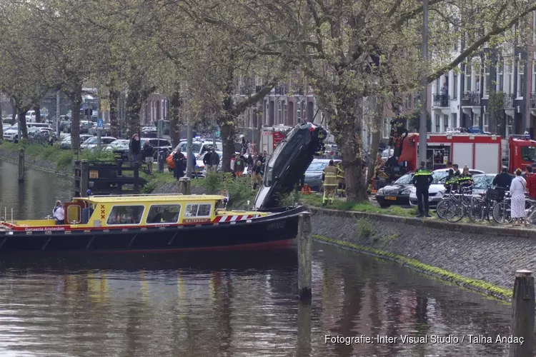 Stuurfout met huurauto eindigt in water Nassaukade