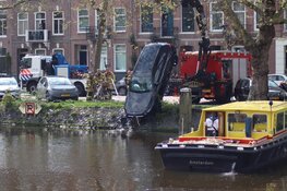 Stuurfout met huurauto eindigt in water Nassaukade